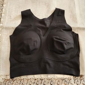 True & Co. New bkack bra. V neck at the front. Removable cups.